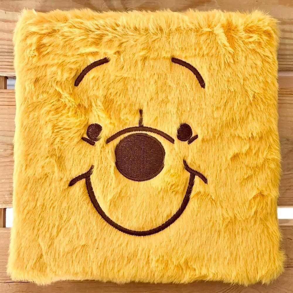 NWT Gorgeous DISNEY Winnie the Pooh Yellow Furry Cover 16 Eyeshadows Palette